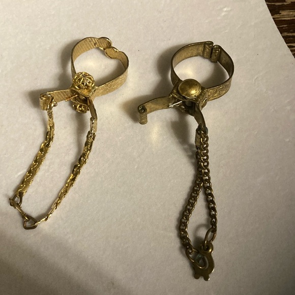 Vintage 50s 60s scarf / glove clips . Old tarnish condition. Collectible - Picture 1 of 11
